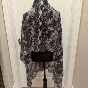 NWT Yarnz Black and White Lace Patterned Scarf